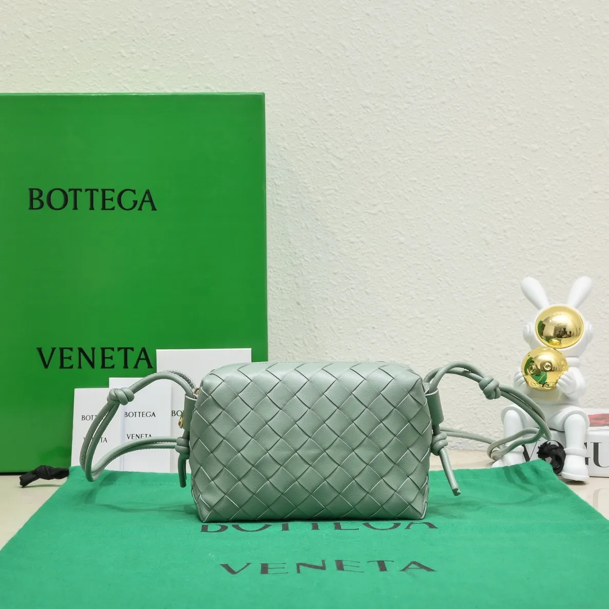 Batch 1160 B's new model is coming🔥Classic woven logo✅ The bag body is made of selected original sheepskin. The texture is soft and waxy. The simple square bag body is classic and versatile. The internal design is very practical. It has a large space and an adjustable iconic leather drawstring. It can be said to be both elegant and practical. The design is very simple and elegant. It has a kind of literary and retro style. Size model: 17*10*6cm, model number: 9896